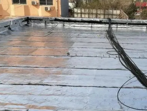 尼玛卫生间漏水维修公司分享下尼玛屋面楼顶防水刚性防水层施工要点。